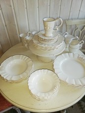 Landhausstil: Kaffee- und Tafelservice, je 4 Gedecke,  zu verkaufen, 29-teilig