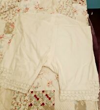 Alte Weißwäsche-Leinen- oder Baumwoll-Hose für die Tracht mit Spitze....