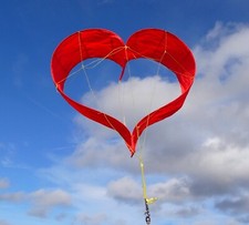 Einleiner Flugdrachen fliegendes Herz