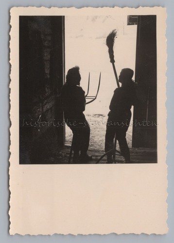 Frauen mit heugabel und - heugabel,