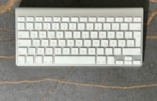 Apple Kabellose Bluetooth Tastatur deutsch - Silber A1314  guter Zustand