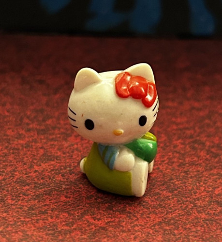 Hello kitty sitzend mit - hello, apfel