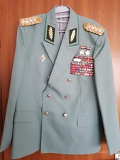 Uniformjacke und Schirmmütze
