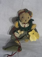 Teddybär Ursula Gehlmann Name Lisa mit Kleidung und Schultüte.