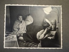 2 Vintage Fotos 50er/60er – Frauen & Mid Century Stehlampe Sofa