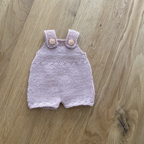 Handgestrickte kleidung - kleidung, f