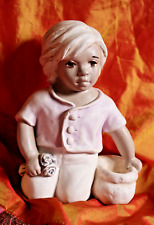 Deutsche Handarbeit ALICE FIGUREN BLUMENJUNGE Kleiner Junge mit Blumenschale