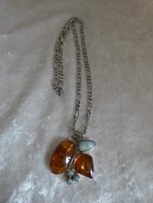 Silberkette mit Bernsteinanhänger und blauem Besatz. 925 gepunzt. Länge: 52,0 cm