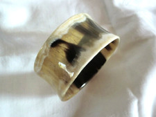 Handgefertigter, geschlossener Armreif FOURS aus Horn, hellbraun/weiß/schwarz