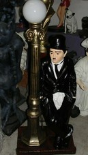Charly Chaplin mit Lampe