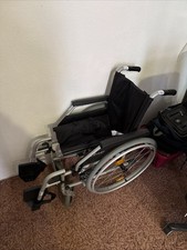 Rollstuhl (manuell) –