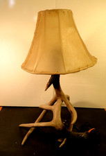 ältere Tischlampe in Geweihform (wohl Kunst) mit (Pergament)schirm, Landhausstil