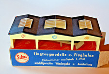 Siku Plastik F202 Fahrzeughalle, ca. 1:250 Im Originalkarton unbespielt.