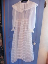 ALTES KLEID JUNGE FRAU ORGANZA