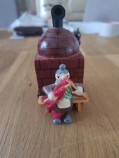 Alte Räucherfigur AMSEL Erzgebirge, Strickende Oma am Kamin mit Katze, 10,5 cm