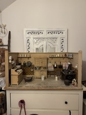 Antike Puppenküche mit viel