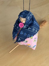 kleine Hexe mit Kopftuch zum