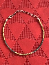 zartes armband mit gelben und blauen rohdiamanten