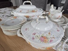 Speiseservice mit Relief und