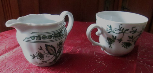 Tasse und milchkännchen - und,