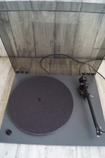 Nad 533 Plattenspieler schwarz mit Deckel