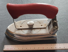 Altes kleines Bügeleisen mit