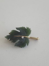 Antike Blattbrosche Jade