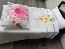 3-teil.Set Bettwäsche f. Einzelbett.Puppenstube-Schafzimmer 1:12,Blumenstickerei