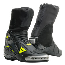 Dainese Axial D1 in Stiefeln