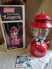 Coleman Benzin Laterne Model 200A195 in Rot! von 02/79-die Schöne-NEU-Ungebrannt
