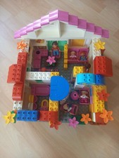 3)	Lego Duplo Puppenhaus mit verschiedenen Aufbaumöglichkeiten.