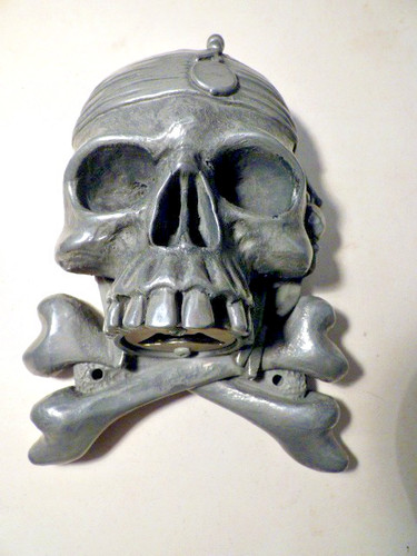Totenkopf und gekreuzte