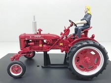 Farmall C mit Fahrerin Special