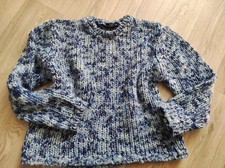 Blauer Strickpullover für den