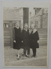 ALTES FOTO....FRAUEN...KLEID...ZÖPFE...BAUM...ZAUN...ALTE MODE...