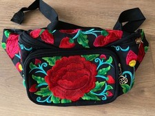 Bunt bestickte Crossbody Bag