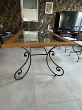 Hochwertiger Esszimmertisch auf Geformten Metallfüßen. 