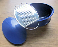 Bodum_dänisches Design_Parmesanreibe mit Behälter_blau_C. Jorgenson_1996_Rar!