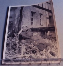 Altes Foto Bauersfrau Landwirtschaft, nach getaner Arbeit..... (950)