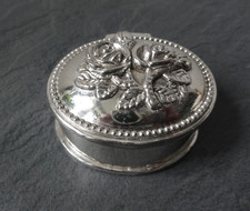 Vintage hübsches  Döschen Dose Metall silber farbig 'Deckel mit Rosen verziert
