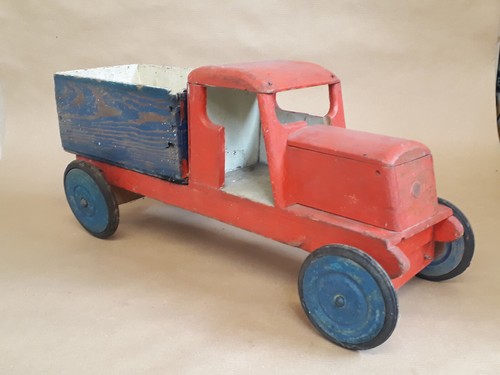 Großer roter holz lkw - roter,