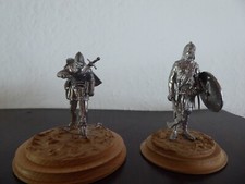 2 Zinnfiguren auf Holzsockel unbemalt Wikinger / Ritter / Soldat