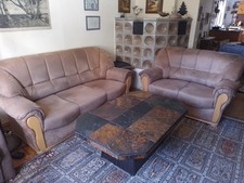 Couchgarnitur 3-und 2-Sitzer Microfaser + Couchtisch Schiefer