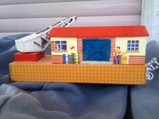 H. W. N. Heinrich Wimmer Nürnberg Blechspielzeug Gebäude mit Kran