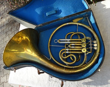 Altes Waldhorn mit Koffer