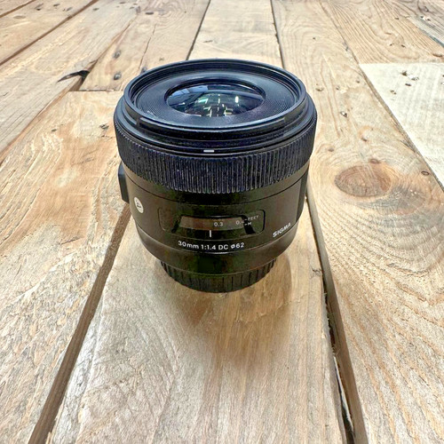 Sigma objektiv f - dc, f/1,4