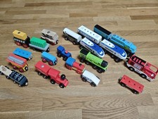 Holzeisenbahn Set Magnetisch Verschiedene Wagen Und Loks