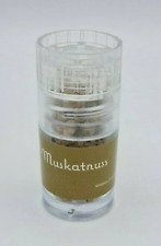 Muskatnuss Mühle gefüllt mit