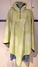 Kuscheliger Poncho zum Wenden beidseitig tragbar grün/gemustert one size Kapuze