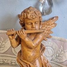 Älterer musizierender Putto